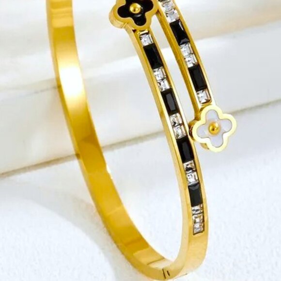 HOW GORGEOUS IS THIS BRACELET! MINI CLOVERS BLACK AND WHITE WRAP AROUND CUFF - Picture 2 of 3